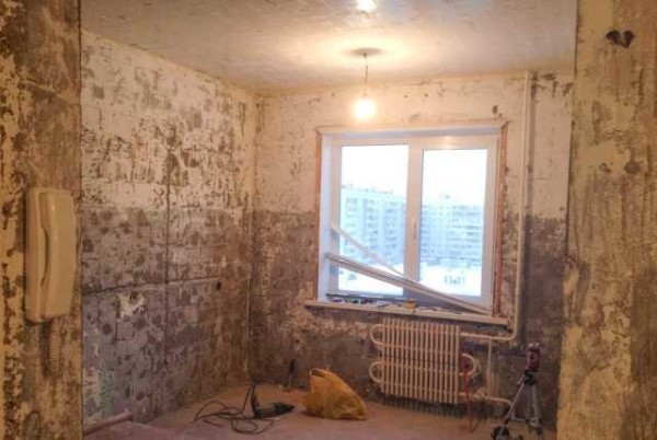 Сначала делают штробы в стенах под новую электропроводку