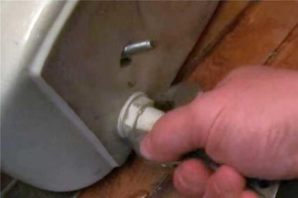 Гайка крепления механизма подачи воды