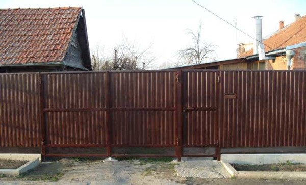 Финальный вид забора из профлиста, сделанного самостоятельно