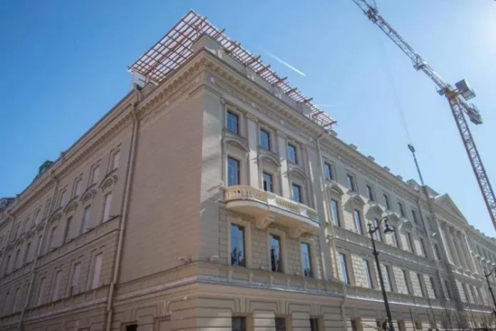 v-sankt-peterburgskoj-konservatorii-nachalas-ustanovka-svetoprozrachnyh-kupolov-iz-aljuminija-49930ee