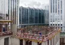 В двух корпусах премиум-квартала на Западе Москвы ведется монтаж надземных конструкций